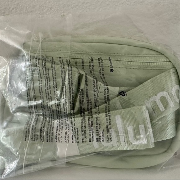 NWT Lululemon Everywhere Belt Bag 1L - Picture 4 of 5